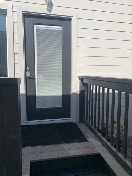 Private entrance - 120 2nd St