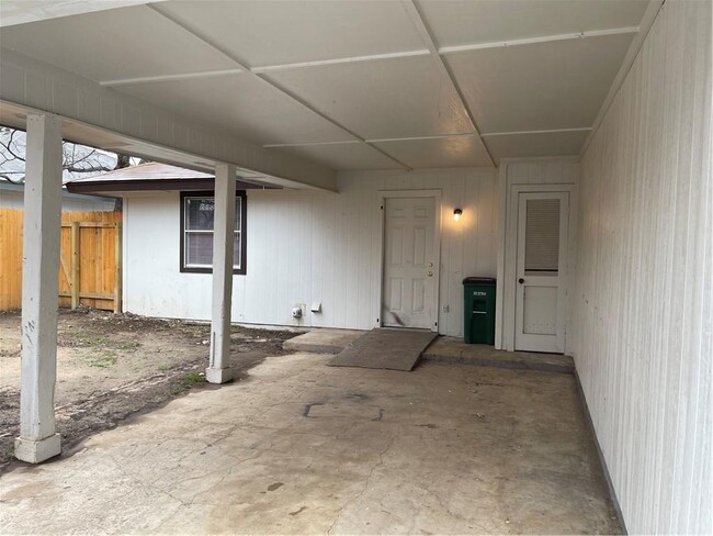 Building Photo - 2213 E Stassney Ln