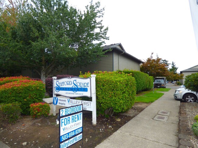 Building Photo - Rent Special: FREE September's Rent!! Second Floor 3 Bedroom apartment