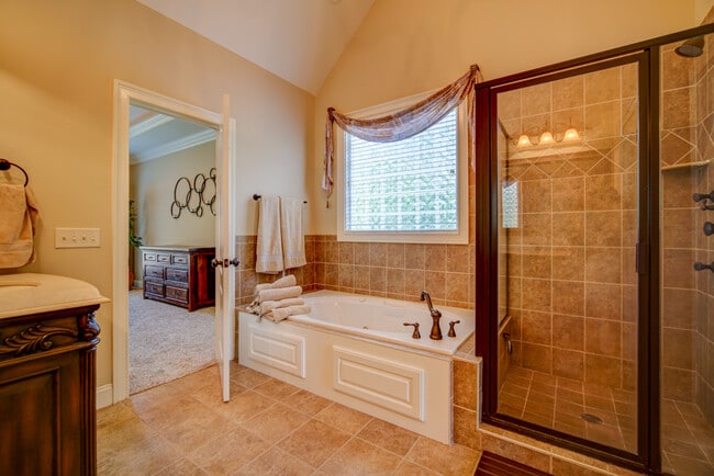 Building Photo - 5 BR, 3 BA Home Quiet Cul de Sac, Convenie...