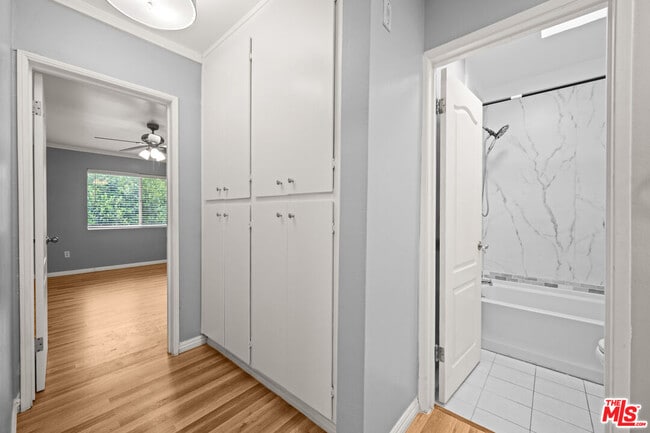 Building Photo - 12801 Moorpark St