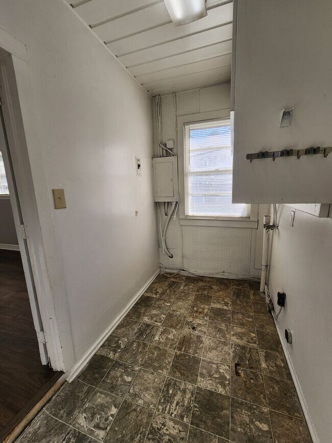 Building Photo - Spacious 4BR/2BA Brick Home with Fireplace, Large Island!