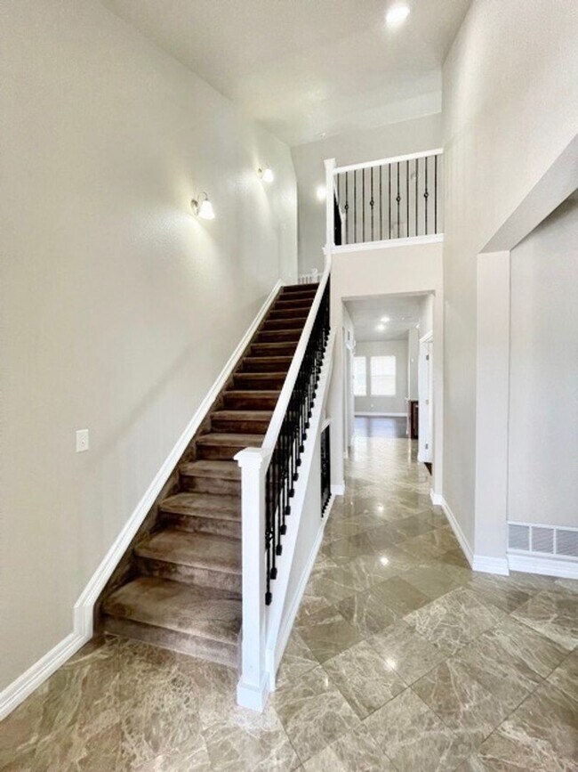 Building Photo - Stunning 4 Bed/4 Bath Home in Banning Lewis Ranch
