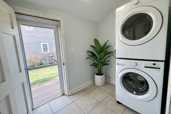 Building Photo - 625 Goldsborough St