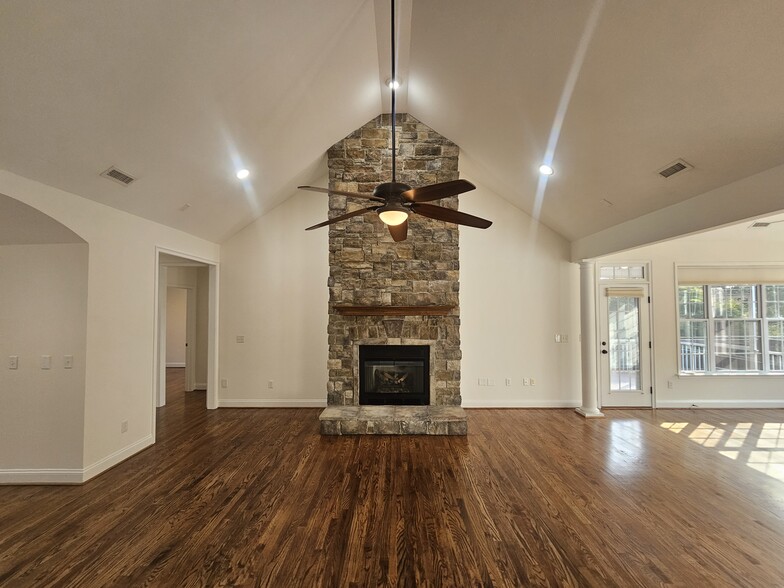 Building Photo - 212 Medford Dr