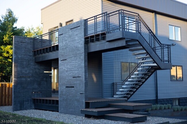 Building Photo - 246 Cortlandt St