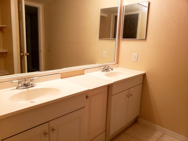 Building Photo - 1440 N Lawnwood Cir