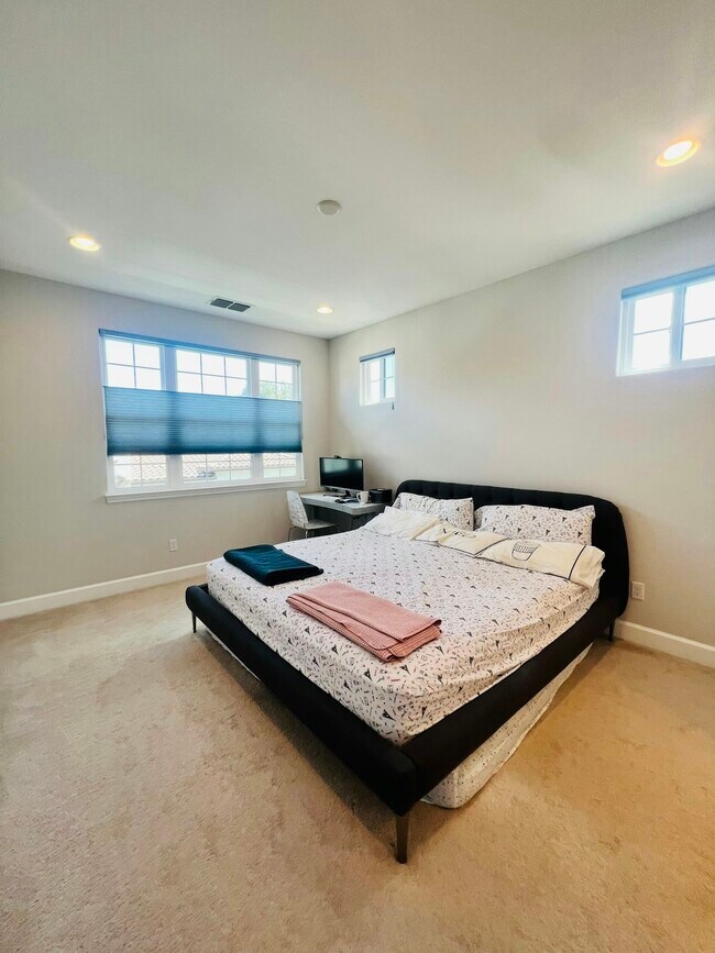 Building Photo - 1494 Arcangel Ter