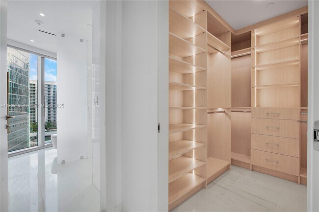 Building Photo - 300 Biscayne Blvd Way