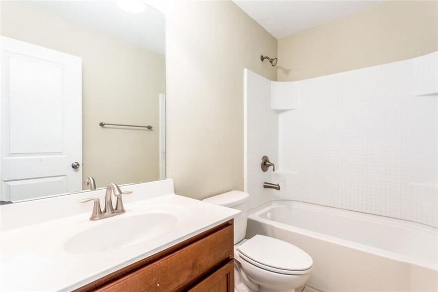 Building Photo - 2105 Greencrest Cir