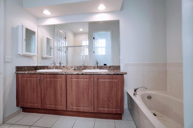 Building Photo - 6890 Julia Gardens Dr