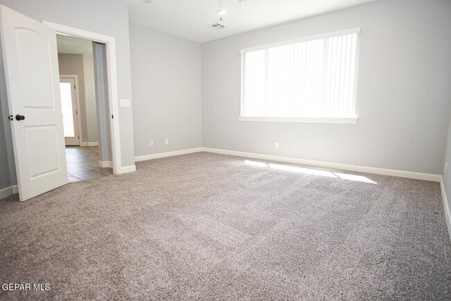 Building Photo - 6016 Hidden Acres Dr