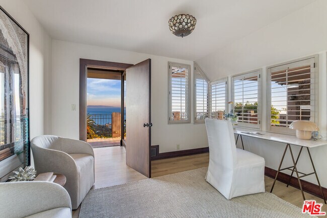 Building Photo - 620 Resolano Dr