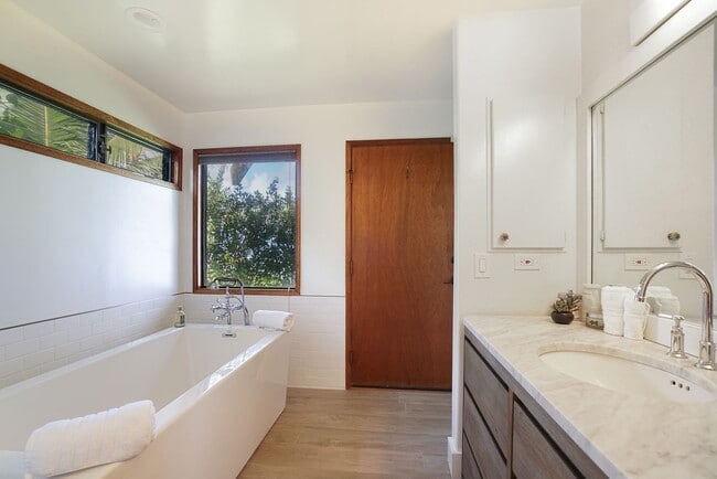 Building Photo - Hawaii Life Presents Mokuleia Beach House 3 bedrooms, 2 full bathrooms, Sleeps 8 - Beautifully bu...