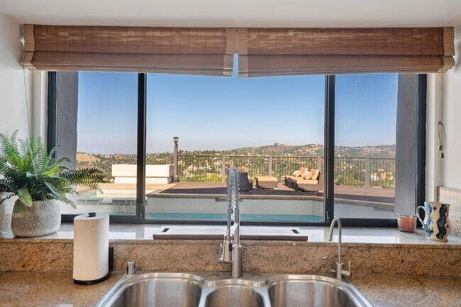 Building Photo - 4372 Park Vicente