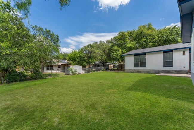 Building Photo - 2526 Town Briar St