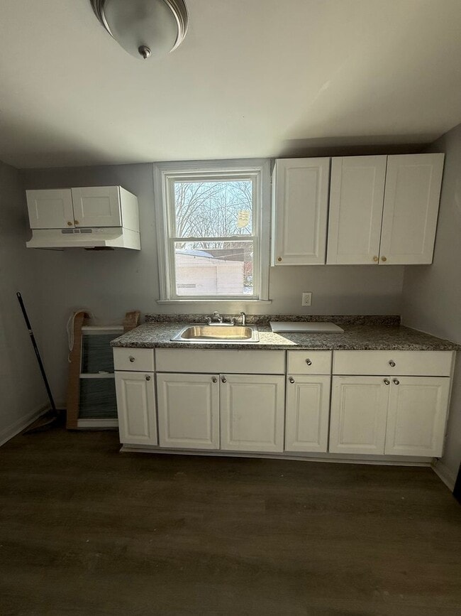 Building Photo - 3bd Single Section 8