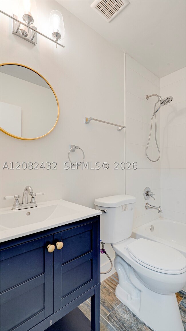 Building Photo - 710 SW 114th Ave