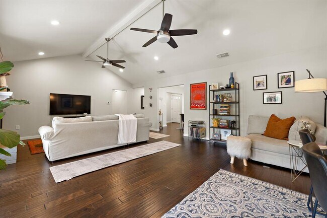 Building Photo - 2101 Falcon Hill Dr