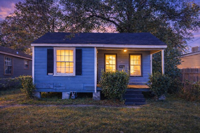 Building Photo - 2714 Dupont St