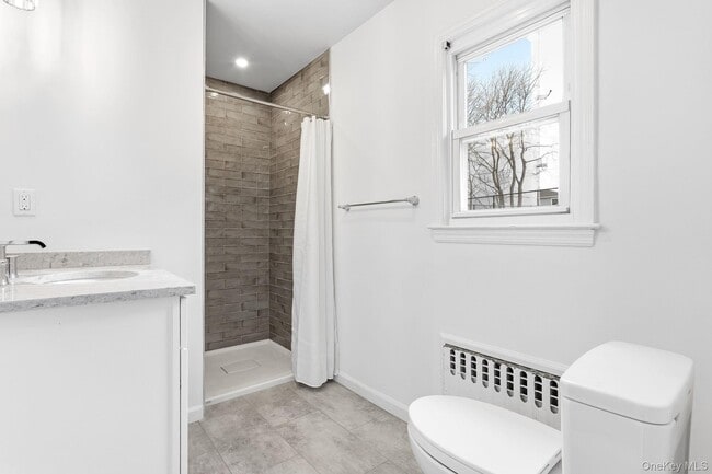 Building Photo - 222 Park Ave E