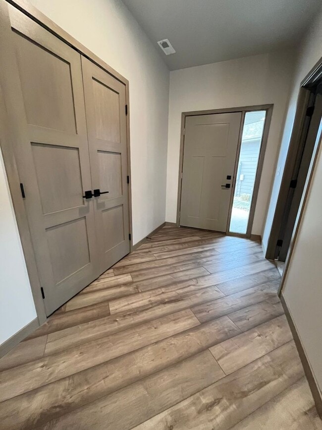 Building Photo - Spacious 2 Bed/2 Bath House with 3 Car Garage!