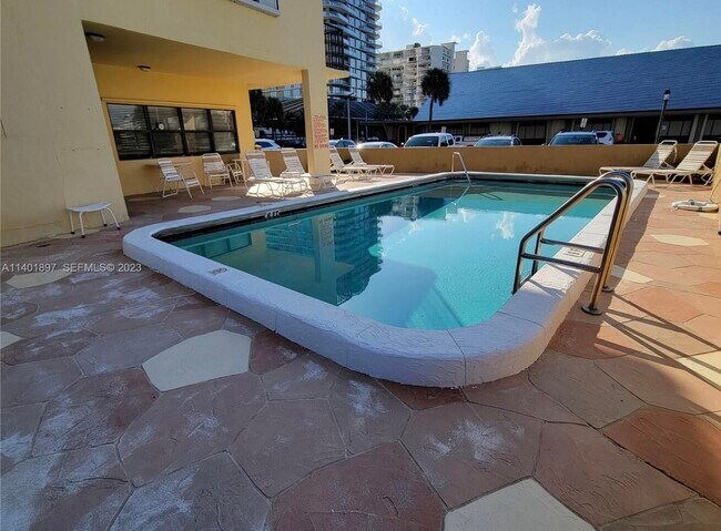 Building Photo - 801 N Ocean Blvd