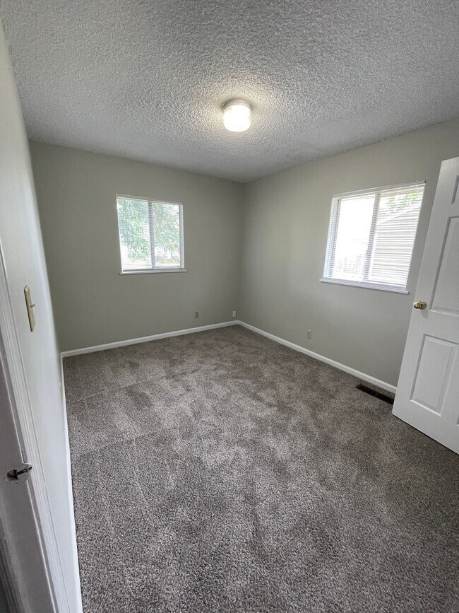 Building Photo - 4-Bedroom Home on the South Side - Available In May