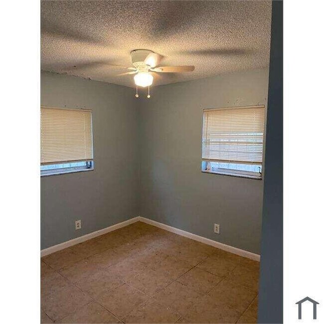 Building Photo - 3370 NW 8th Pl