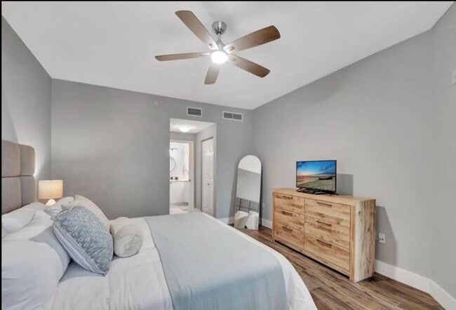 Building Photo - 804 E Windward Way