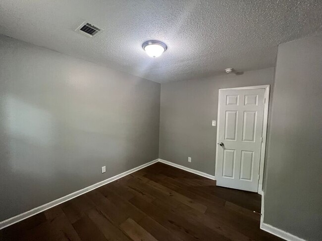 Building Photo - 400 Libby Ln