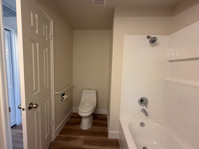 Building Photo - REMODELED TWO BEDROOM IN DOWTOWN!
