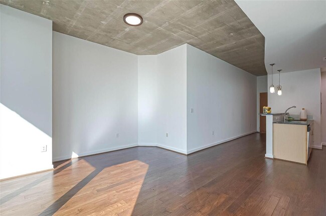 Building Photo - 5925 Almeda Rd
