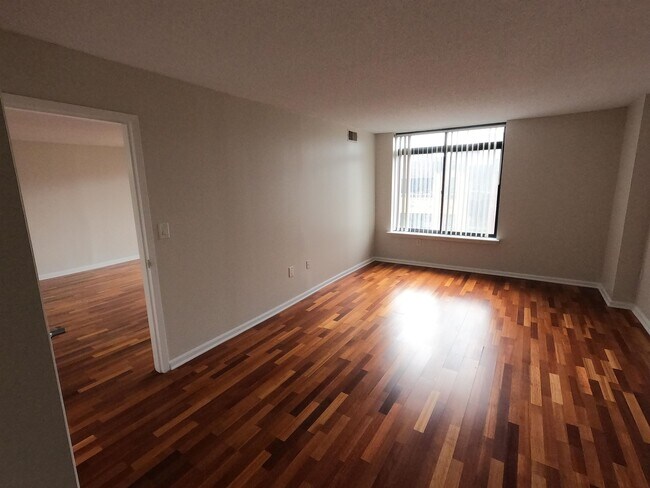 Building Photo - 700 1st St