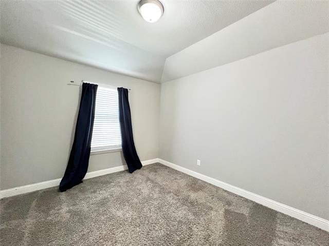 Building Photo - 5000-5002 Villas Dr