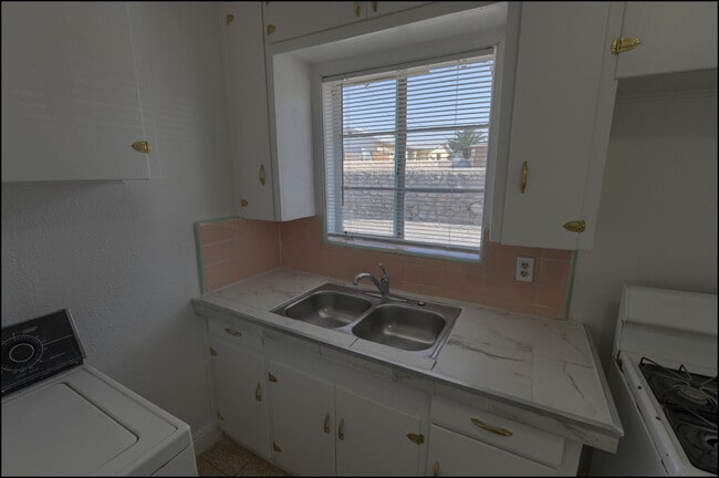 Building Photo - 810 Heisig Ave