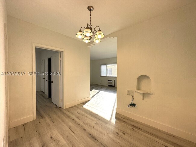 Building Photo - 955 Bay Dr E