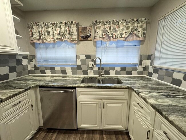 Building Photo - 1015 E 24th Ave