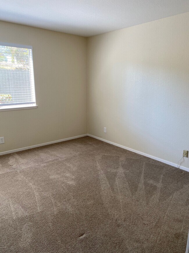 Larger bedroom - 785 Portwalk Plz