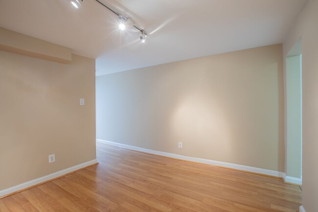 Building Photo - Lovely 1 BR/1 BA Condo in Dupont Circle!