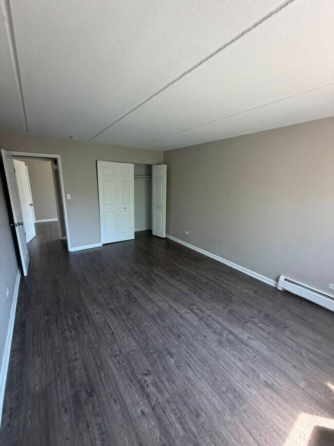 Building Photo - 281 Shorewood Dr