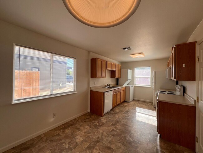 Building Photo - 725 Starlite Dr