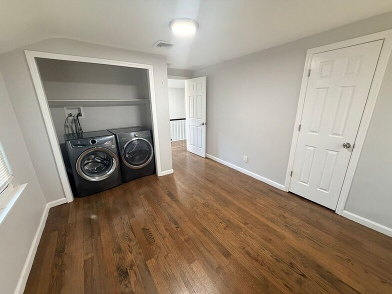Building Photo - 10 Dunstan Dr