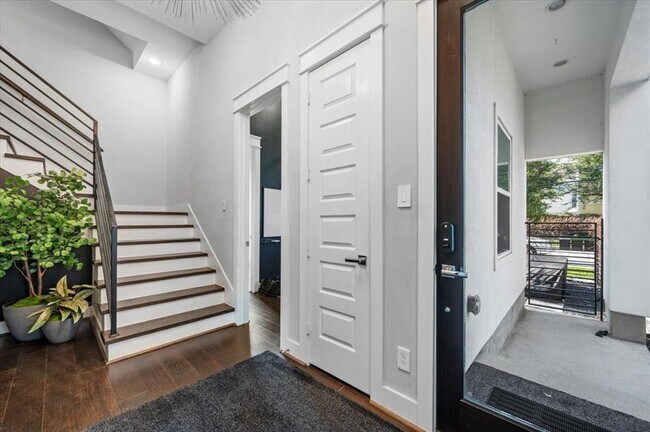 Building Photo - 1418 W 26th St