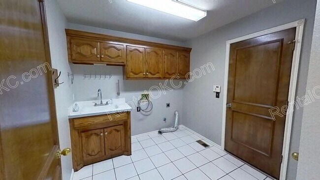 Building Photo - Spacious Edmond 4-Bed, 3-Bath Home with Storm Shelter