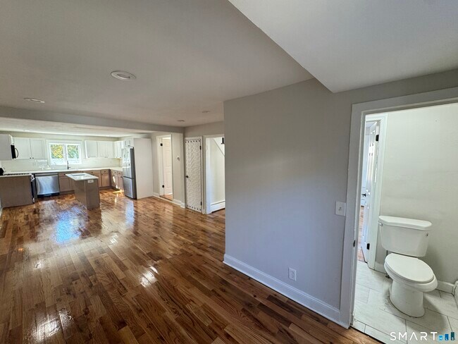 Building Photo - 137 Middletown Ave