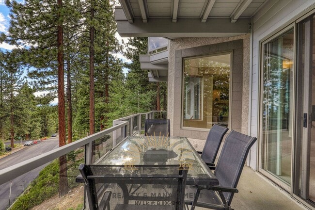 Building Photo - Beautiful Home w Peek Lakeview!