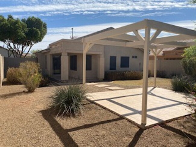 Building Photo - BEAUTIFUL SINGLE LEVEL 3 BEDROOM HOME IN PRIME GILBERT LOCATION.