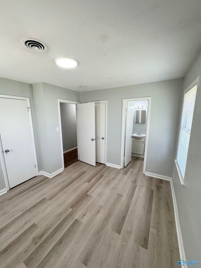 Building Photo - 2208 Glen Iris Cir NW