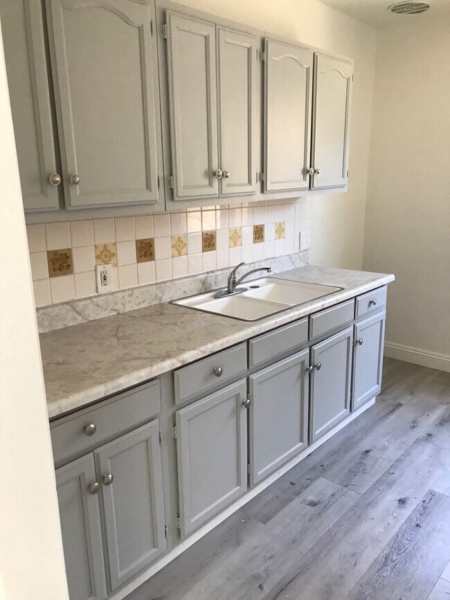 Building Photo - Spacious 1-Bedroom Apartment in Van Nuys –...